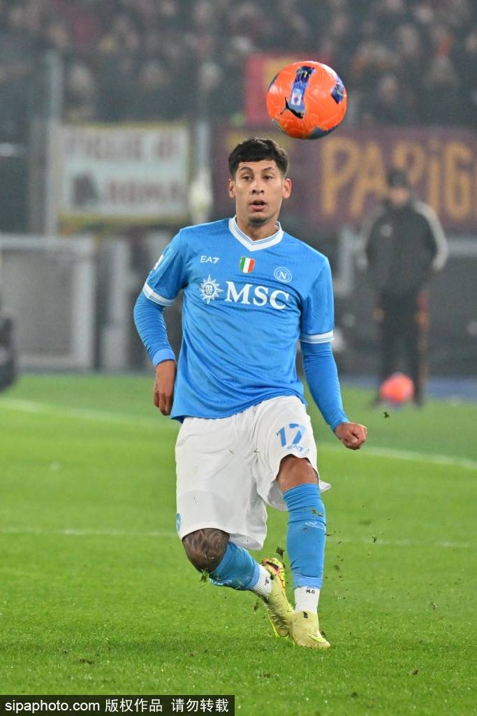 齐尔克泽转会风波：曼联拒绝罗马报价，背后隐藏的市场博弈