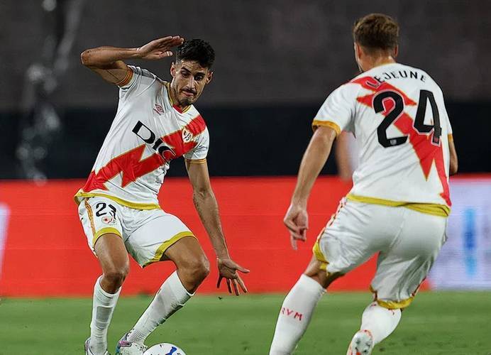 西甲焦点战 巴列卡诺高压逼抢对决贝蒂斯传控体系